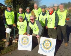 The work done, the Rotarians with former mayor Graham Lamb, pose for a group photo
<br><font color=